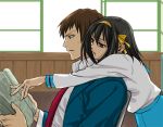  clothed from_behind hug kyon ribbon school_uniform suzumiya_haruhi suzumiya_haruhi_no_yuuutsu 