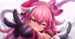 1girl arm_scrunchie asymmetrical_horns bangs black_gloves blue_eyes gloves grey_background grin hair_between_eyes highres honkai_(series) honkai_impact_3rd i-coat long_hair mechanical_horns mismatched_gloves one_eye_closed pink_hair rozaliya_olenyeva simple_background smile solo tail thick_eyebrows upper_body white_gloves