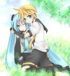  blonde_hair green_eyes green_hair hatsune_miku hug ikubou_(idealday) kagamine_len lowres vocaloid 