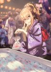  1girl absurdres bag blurry blurry_background brown_hair commentary_request depth_of_field fish floral_print goldfish grin highres japanese_clothes kimono looking_at_viewer motsu_(onli_neet) obi original pink_eyes plastic_bag sash smile solo_focus squatting v water yukata 