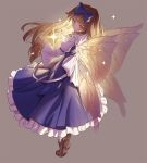  1girl blue_bow blue_dress bow brown_eyes brown_footwear brown_hair dress fairy_wings full_body grey_background hair_bow highres light_smile long_hair long_sleeves looking_at_viewer shoes simple_background solo standing star_sapphire touhou transparent_wings wings yamamomo_(plank) 