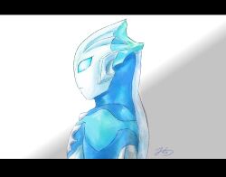  1boy alien blue_eyes blue_skin closed_mouth colored_skin commentary dorsal_fin expressionless from_side glowing glowing_eyes gradient_eyes highres letterboxed looking_ahead male_focus mitino78 multicolored_eyes multicolored_skin no_pupils overlighting signature silver_skin simple_background solo spine tokusatsu tsurime two-tone_skin ultra_galaxy_(series) ultra_galaxy_fight:_the_absolute_conspiracy ultra_series ultraman_tregear ultraman_tregear_early_style white_background 