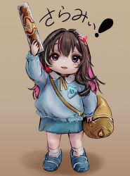  1girl aged_down alternate_costume azki_(hololive) bag brown_hair colored_inner_hair commentary_request full_body hair_between_eyes highres holding hololive kindergarten_uniform long_hair multicolored_hair nymph_rhythm open_mouth pink_hair ribbon shoulder_bag simple_background solo violet_eyes virtual_youtuber white_hair yellow_ribbon 