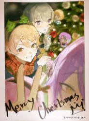  2boys 2girls antlers christmas_ornaments christmas_tree clenched_teeth crown double-parted_bangs fake_antlers green_hair hairband highres horns kamishiro_rui kusanagi_nene looking_at_viewer maengkkong8852 merry_christmas multiple_boys multiple_girls ootori_emu orange_eyes orange_hair parted_lips pink_hair project_sekai protected_link purple_hair reindeer_antlers scarf short_hair smile teeth tenma_tsukasa twitter_username v violet_eyes wonderlands_x_showtime_(project_sekai) yellow_eyes 