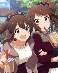  2girls ahoge anime_coloring belt belt_buckle black_belt black_bow black_shirt blue_eyes blunt_bangs blush bow bow_earrings brown_hair buckle building buttons coat cup diffraction_spikes disposable_cup dot_nose double-parted_bangs drill_hair drill_ponytail drink drinking drinking_straw drinking_straw_in_mouth earrings floral_print flower fur-trimmed_coat fur_trim game_cg hair_bow hair_ornament high_ponytail high_side_ponytail holding holding_drink idolmaster idolmaster_million_live! idolmaster_million_live!_theater_days jacket jewelry leaf locked_arms long_hair looking_at_viewer medium_hair multiple_girls official_art open_clothes open_coat open_mouth outdoors pink_flower pink_jacket pink_rose plaid_clothes plaid_skirt pleated_skirt ponytail print_bow red_coat rose satake_minako shirt side_drill side_ponytail sidelocks skirt smile sparkle standing sunlight sweater third-party_source tree violet_eyes white_skirt white_sweater yokoyama_nao 
