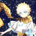  1boy baggy_clothes bangs blonde_hair blue_eyes blurry bright_pupils constellation eyebrows_visible_through_hair fate/grand_order fate/requiem fate_(series) glowing gradient_hair looking_at_viewer male_focus multicolored_hair nerd_rf open_hand parted_bangs scarf short_sleeves sky smile solo space sparkle star star_(sky) starry_background starry_sky upper_body voyager_(fate/requiem) yellow_scarf 