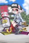  1girl amakusa_setoka artist_name bangs baseball_cap black_footwear black_headwear black_shorts blue_sky blunt_bangs blurry blurry_background boots clothes_writing clouds cloudy_sky commentary day depth_of_field domino_mask emblem fang grey_shirt grey_tongue gym_shorts hat highres hydra_splatling_(splatoon) inkling inkling_(language) long_sleeves looking_at_viewer mask open_mouth outdoors pointy_ears print_shirt red_eyes shirt short_hair short_ponytail shorts signature sitting skin_fang sky smile solo splatoon_(series) splatoon_2 tentacle_hair 