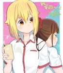  2girls back-to-back blonde_hair blue_background border brown_eyes brown_hair cellphone closed_mouth collared_shirt commentary_request green_eyes hair_between_eyes hair_ornament hair_scrunchie hitoribocchi_no_marumaru_seikatsu holding holding_phone honshou_aru long_hair looking_at_another looking_back medium_hair mole mole_under_eye multiple_girls phone pink_background ponytail pout red_scrunchie school_uniform scrunchie shirt signature smartphone sunao_nako tanaka_kii translation_request two-tone_background upper_body white_border white_shirt 