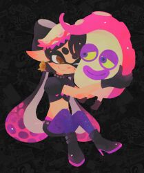  1girl ;> black_background black_gloves black_hair black_shirt black_shoes black_shorts boots bow-shaped_hair brown_eyes callie_(octo_idol_outfit)_(splatoon) callie_(splatoon) collar colored_sclera colored_shoe_soles creature crop_top eyeliner eyeshadow gloves high_heel_boots high_heels highres holding holding_creature inkling looking_at_another makeup octarian_(enemy) octopus_hair_ornament octopus_sausage_earrings octotrooper one_eye_closed pantyhose pointy_ears puffy_short_sleeves puffy_sleeves purple_eyeshadow purple_lips purple_pantyhose seainspanish shirt shoes short_eyebrows short_shorts short_sleeves shorts sitting smile spiked_collar spiked_shorts spikes splatoon_(series) splatoon_2 star-shaped_pupils star_(symbol) symbol-shaped_pupils tareme tentacle_hair thick_lips twintails yellow_sclera 