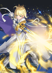 1girl ahoge armor artoria_pendragon_(fate) blonde_hair breastplate commentary_request crown dated excalibur_(fate/stay_night) fate/grand_order fate_(series) gauntlets green_eyes highres holding holding_sword holding_weapon imp6603 lord_logres_(fate) lord_logres_(third_ascension)_(fate) short_hair signature solo sword weapon 