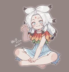  1girl absurdres barefoot biralo_b black_hair blue_skirt brown_background closed_mouth collarbone commentary facial_mark fang forehead_mark fossilized_wonders grey_eyes hand_on_own_leg hand_up highres houjuu_chimi leaf_shirt legs looking_at_viewer multicolored_hair paw_pose sitting skirt smile solo touhou translation_request twitter_username two-tone_capelet two-tone_hair white_hair 