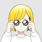  1girl bangs blonde_hair blush grey_background holding holding_eyewear looking_at_viewer original panasonynet portrait shirt short_hair simple_background solo sunglasses swept_bangs white_shirt 