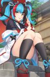  1girl ass bangs black_hair blue_hair blunt_bangs blurry blurry_background commentary_request convenient_leg day eyebrows_visible_through_hair eyes_visible_through_hair fate/grand_order fate_(series) feet_out_of_frame green_eyes hair_between_eyes highres kneehighs long_hair looking_at_viewer multicolored_hair original outdoors redhead sandals sei_shounagon_(fate) short_sleeves sitting solo stairs suiroh_(shideoukami) tongue tongue_out tree twintails umbrella v 