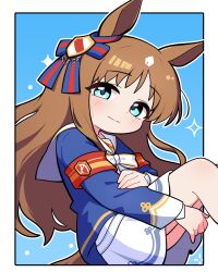  1girl absurdres animal_ears armband blue_eyes blue_jacket blush bow brown_hair closed_mouth commentary_request dress ear_bow ear_ribbon grass_wonder_(stone-piercing_blue)_(umamusume) grass_wonder_(umamusume) highres horse_ears horse_girl horse_tail jacket jorang_(jorang08) korean_commentary long_hair long_sleeves looking_at_viewer multicolored_hair red_armband sailor_collar smile solo tail umamusume white_hair white_sailor_collar 