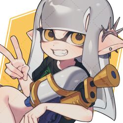  1girl black_shirt fang grey_hair grin highres inkling inkling_girl inkling_player_character long_hair looking_at_viewer pointy_ears prat_rat shirt short_sleeves smile solo spiked_ear_piercing splatoon_(series) splattershot_(splatoon) t-shirt tentacle_hair v watermark watermark_grid yellow_eyes 