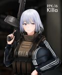  1girl absurdres black_ribbon carrying_under_arm character_name closed_mouth cosplay drum_magazine english_commentary escape_from_tarkov eyebrows_visible_through_hair girls_frontline gun hair_ribbon headwear_removed helmet helmet_removed highres holding holding_gun holding_helmet holding_weapon killa_(escape_from_tarkov) killa_helmet klowncel light_machine_gun long_sleeves plate_carrier pouch purple_pupils ribbon rpk-16 rpk-16_(girls_frontline) short_hair silver_hair smile solo striped striped_headwear track_suit upper_body vertical-striped_headwear vertical_stripes violet_eyes visor wavy_mouth weapon 