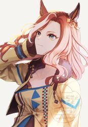  animal_ears black_gloves blue_eyes breasts brown_hair changmakura closed_mouth collarbone daring_heart_(umamusume) fur-trimmed_jacket fur_trim gloves hair_between_eyes highres horse_ears horse_girl jacket long_hair looking_up multicolored_hair shirt simple_background smile umamusume upper_body white_hair yellow_jacket yellow_shirt 