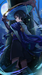  1boy absurdres aqua_hair aqua_sleeves armor baseatoz belt birthmark black_belt black_bridal_gauntlets black_hair black_shorts blue_cape blue_hat blunt_ends bridal_gauntlets bright_pupils cape clear_sky closed_mouth clothing_cutout colored_inner_hair commentary eyeliner feathers from_behind from_below full_moon furisode genshin_impact glint gold gold_ring hand_up hat highres hip_vent japanese_armor japanese_clothes jingasa kimono kote kurokote leaf looking_at_viewer looking_back makeup male_focus middle_ring mitsudomoe_(shape) moon mountainous_horizon multicolored_hair night outdoors pom_pom_(clothes) purple_rope purple_sash red_eyeliner rope sash scaramouche_(genshin_impact) shorts side_cape sky smile solo tilted_headwear tomoe_(symbol) tree tsurime violet_eyes wanderer_(genshin_impact) white_kimono white_pupils white_sleeves white_trim wind yellow_feathers 