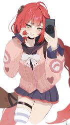  1girl ahoge black_choker black_sailor_collar black_skirt bow braid cable camera cardigan choker commentary_request cropped_legs green_eyes grin half-heart_hands highres holding holding_camera long_hair long_sleeves looking_at_viewer low_twin_braids pink_cardigan pleated_skirt red_hair sailor_collar simple_background skirt smile solo striped_clothes striped_thighhighs thigh-highs thigh_strap tumugi_sunohara twin_braids ukinami_yuzuha white_background white_bow white_nails zenless_zone_zero 