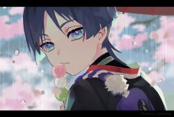  1boy black_bodysuit black_kimono blue_eyes blue_sky blunt_ends blurry blurry_background bodysuit bright_pupils cherry_blossoms closed_mouth commentary_request dango eating expressionless eyelashes eyeliner food from_behind genshin_impact grey_hair holding holding_skewer japanese_clothes jewelry juban kimono looking_at_viewer looking_back makeup male_focus nanora_(sero4) neck_ring oil-paper_umbrella outdoors parted_bangs purple_bag purple_rope rain red_eyeliner red_kimono red_umbrella rope sanshoku_dango scaramouche_(genshin_impact) shimenawa skewer sky solo tsurime turtleneck turtleneck_bodysuit umbrella wagashi water_drop white_kimono white_pupils white_rope 