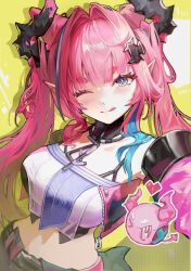  1girl arknights arknights:_endfield black_choker black_horns blue_streaks breasts bright_pupils choker commentary crop_top dadario detached_sleeves dragon_girl dragon_horns dragon_tail drill_hair full_body hair_around_horn hair_intakes hair_ornament hairpin heart highres horns large_breasts long_sleeves multicolored_eyes multicolored_hair multicolored_horns navel one_eye_closed pink_hair pink_horns pink_sleeves pointy_ears robot stomach streaked_hair tail tongue tongue_out twintails two-tone_eyes two-tone_horns yellow_background yvonne_(arknights) 