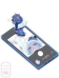  2girls ascot blue_ascot blue_gem blue_hat blue_jacket commentary cowlick drop-shaped_pupils eyelash_ornament focalors_(genshin_impact) furina_(genshin_impact) gem genshin_impact hat heterochromia highres jacket li_lll_il mismatched_pupils multicolored_hair multiple_girls ouji_fashion streaked_hair symbol-shaped_pupils top_hat untranslatable_commentary 