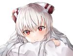  1girl blush bow commentary_request eyebrows_visible_through_hair fujiwara_no_mokou hair_between_eyes hair_bow highres hiiro60 long_hair looking_at_viewer red_bow red_eyes silver_hair simple_background smile solo touhou two-tone_bow upper_body white_background white_bow 