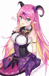  1girl absurdres asymmetrical_horns blonde_hair bsmycc colored_inner_hair curled_horns demon_horns green_eyes headphones headphones_around_neck highres hololive horns looking_at_viewer mano_aloe multicolored_hair pink_hair pointy_ears smile solo two-tone_hair virtual_youtuber 