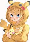  1girl bangs blonde_hair blush commentary_request copyright_name eyebrows_visible_through_hair food fruit gen_1_pokemon gen_2_pokemon gochuumon_wa_usagi_desu_ka? green_eyes highres holding holding_food holding_fruit holding_pokemon hood hood_up hoodie kirima_sharo long_sleeves open_mouth pichu pikachu_ears pikachu_hood pikachu_tail pokemon pokemon_(creature) pokemon_ears raru0310 short_hair simple_background smile solo tail upper_body white_background 