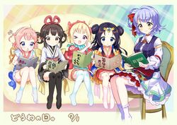  5girls ;d ahoge amazaki_(oshiro_project) bangs black_hair black_legwear blonde_hair blue_eyes blue_legwear blush brown_eyes dated detached_sleeves double_bun eyebrows_visible_through_hair hair_ribbon hair_rings japanese_clothes kimono kino_(oshiro_project) kneehighs light_bulb multiple_girls omi_hachiman_(oshiro_project) one_eye_closed open_mouth oshiro_project oshiro_project_re parted_bangs pink_hair rasnov_fortress_(oshiro_project) rassie_s reading red_ribbon ribbon sadowara_(oshiro_project) sitting smile socks thigh-highs violet_eyes yellow_eyes 