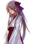  1girl applekun bangs blue_eyes blush bow eyebrows_visible_through_hair from_side hair_between_eyes hair_bow hakama highres hiiragi_kagami japanese_clothes kimono long_hair lucky_star miko parted_lips red_bow red_hakama silver_hair simple_background solo standing very_long_hair white_background white_kimono 