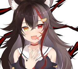  1girl animal_ear_fluff animal_ears bangs bare_shoulders black_hair black_shirt black_sleeves blood blood_on_face choker collarbone commentary_request detached_sleeves eyebrows_visible_through_hair hair_between_eyes hair_ornament hairclip hand_on_own_chest heterochromia highres hololive long_hair looking_at_viewer multicolored_hair ookami_mio open_mouth red_choker red_eyes redhead sailor_collar shirt sidelocks sleeveless sleeveless_shirt solo two-tone_hair umikotatsu virtual_youtuber white_background wolf_ears wolf_girl yellow_eyes 