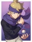 1boy black_sweater blonde_hair border closed_mouth commentary gym_leader hand_up headband highres long_sleeves male_focus matsuba_(pokemon) outside_border pants poke_ball poke_ball_(basic) pokemon pokemon_(game) pokemon_hgss purple_headband purple_scarf sayshownen scarf smile solo sweater tareme violet_eyes white_pants 