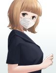  1girl absurdres black_shirt brown_eyes debi hand_up highres light_brown_hair looking_at_viewer mask mouth_mask original shirt short_hair short_sleeves solo surgical_mask translated upper_body 