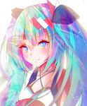 1girl bangs black_ribbon blue_eyes blush closed_mouth commentary_request criss-cross_halter eyebrows_visible_through_hair green_hair hair_between_eyes hair_ornament hair_ribbon hairclip halterneck hatsune_miku highres long_hair looking_at_viewer magical_mirai_(vocaloid) magical_mirai_miku magical_mirai_miku_(2020_summer) multicolored multicolored_eyes ribbon simple_background smile solo twintails upper_body violet_eyes vocaloid white_background xenxen