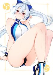  1girl ass bangs blue_bow blue_swimsuit blush bow breasts closed_mouth fate/grand_order fate_(series) hair_between_eyes hair_bow highleg highleg_swimsuit highres large_breasts legs long_hair looking_at_viewer mitsudomoe_(shape) murio one-piece_swimsuit ponytail red_eyes sandals silver_hair smile swimsuit thighs tomoe_(symbol) tomoe_gozen_(fate/grand_order) tomoe_gozen_(swimsuit_saber)_(fate) two-tone_swimsuit white_background white_swimsuit 