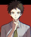  1boy bangs black_background breast_pocket brown_eyes brown_hair collared_shirt danganronpa_(series) danganronpa_2:_goodbye_despair green_necktie hand_on_own_chin hand_up hinata_hajime looking_at_viewer male_focus necktie pocket red_background shirt short_hair solo zhileng_kong_tiao 