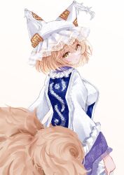  1girl animal_ear_fluff animal_ears blue_tabard blush breasts closed_mouth commentary_request dress ears_under_headwear fox_girl fox_tail frilled_sleeves frills from_behind hat highres kitsune kyuubi lace-trimmed_sleeves lace_trim large_breasts long_sleeves looking_at_viewer looking_back mob_cap multiple_tails sarasadou_dan short_hair simple_background smile solo tabard tail touhou white_background white_dress white_hat yakumo_ran 