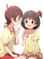  2girls ahoge animal_print black_hair blush bow breasts brown_eyes brown_hair brown_skirt buchi_(y0u0ri_) cat_print clenched_hands collarbone dot_nose dress_bow green_eyes hair_bobbles hair_ornament hand_up hands_up idolmaster idolmaster_million_live! idolmaster_million_live!_theater_days kinoshita_hinata layered_skirt looking_at_another multiple_girls nakatani_iku one_side_up open_mouth pink_bow plaid_bow print_shirt red_bow red_skirt shirt short_hair simple_background sitting skirt small_breasts smile white_background yellow_shirt 