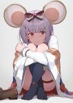  1girl animal_ears bangs black_legwear bow brown_bow closed_mouth commentary_request eyebrows_visible_through_hair fake_animal_ears full_body granblue_fantasy grey_hair hair_bow hair_ornament hairclip highres hinami_(hinatamizu) kneehighs leg_garter leg_hug loafers looking_at_viewer medium_hair mouse_ears red_eyes shadow shiny shiny_hair shiny_skin shirt shoes shoes_removed simple_background sitting smile solo vikala_(granblue_fantasy) white_background white_shirt wide_sleeves 