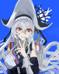  1girl arknights bare_shoulders black_hat black_shirt blue_background blue_nails dongtag grin hat highres long_sleeves looking_at_viewer nail_polish pointy_hat red_eyes sharp_teeth shirt simple_background smile solo specter_(arknights) specter_the_unchained_(arknights) teeth two-tone_shirt upper_body wavy_hair white_hair white_shirt 