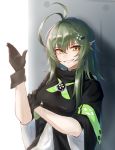  1girl absurdres ahoge arknights black_gloves fang gavial_(arknights) gloves green_hair grin hair_ornament hairclip highres huge_filesize long_hair ozeu0916 pointy_ears smile yellow_eyes zipper 