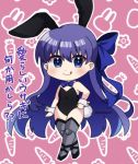  1girl :q animal_ears bangs bare_shoulders black_leotard blue_bow blue_eyes blush boots bow chibi closed_mouth commentary_request eyebrows_visible_through_hair fate/grand_order fate_(series) full_body grey_footwear grey_legwear hair_between_eyes hair_bow hand_on_hip highres leotard meltryllis meltryllis_(swimsuit_lancer)_(fate) outline pink_background playboy_bunny popo_(popopuri) rabbit_ears smile solo standing strapless strapless_leotard thigh-highs thigh_boots tongue tongue_out translation_request twitter_username violet_eyes white_outline wrist_cuffs 
