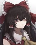  1girl bangs black_eyes black_hair bow check_commentary closed_mouth commentary_request crazy_eyes frilled_bow frills hair_between_eyes hair_bow hair_tubes hakurei_reimu highres long_hair looking_at_viewer red_bow shaded_face solo touhou upper_body yellow_neckwear yonaga 