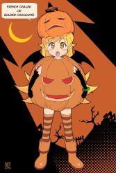  1girl :o artist_name bakemonogatari bare_tree bat_wings black_background black_gloves black_hat blonde_hair blush_stickers boots bracelet commentary costume crescent_moon english_text fence flipped_hair full_body gloves hair_flaps halftone halftone_background halloween halloween_costume hat highres house jack-o&#039;-lantern jewelry kikumaru_bunta knee_boots long_hair looking_at_viewer monogatari_(series) moon open_mouth orange_background orange_boots orange_hat orange_thighhighs oshino_shinobu pumpkin pumpkin_costume pumpkin_hat ringed_eyes rubber_boots signature solo speech_bubble standing striped_clothes striped_thighhighs thigh-highs translated tree trick-or-treating trick_or_treat two-tone_background very_long_hair wings witch_hat yellow_eyes zettai_ryouiki 