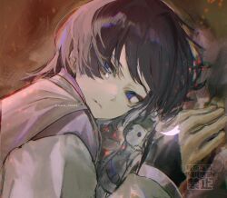  1boy armor black_hair blunt_ends cinders closed_mouth clothing_cutout commentary dutch_angle eyeliner falling_petals genshin_impact hair_over_one_eye highres japanese_armor japanese_clothes kariginu kimono kote kurokote layered_sleeves long_sleeves looking_at_viewer lying makeup male_focus multicolored_hair on_ground on_stomach open_hand petals pink_petals portrait purple_hair purple_kimono purple_sleeves red_background red_eyeliner scaramouche_(genshin_impact) scaramouche_(kabukimono)_(genshin_impact) shoulder_cutout solo streaked_hair stuffed_toy tsurime twitter_username watermark white_sleeves zzz_nn_z 