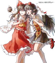  2girls ascot bird_wings bow brown_eyes brown_hair chinese_commentary chinese_text commentary_request detached_sleeves feathered_wings frilled_bow frilled_hair_tubes frilled_skirt frills geta hair_bow hair_tubes hakurei_reimu hat highres leaf_print leg_up long_hair maple_leaf_print multiple_girls ni_ao open_mouth pointy_ears pom_pom_(clothes) red_bow red_eyes red_hat red_shoes red_skirt ribbon-trimmed_sleeves ribbon_trim shameimaru_aya shirt shoes short_hair short_sleeves simple_background skirt skirt_set smile socks tengu-geta tokin_hat touhou translation_request white_background white_shirt white_socks wings yellow_ascot 
