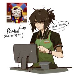  1girl apron arrow_(symbol) black_eyes black_shirt breasts brown_hair buttons cash_register cashier character_name collared_shirt english_text eyelashes green_apron hair_between_eyes hair_ornament hairclip half-closed_eyes hand_up high_ponytail highres humanization index_finger_raised looking_at_viewer medium_breasts messy_hair monitor pomni_(the_amazing_digital_circus) ponytail screenshot_inset shadow shirt short_hair short_ponytail short_sleeves sidelocks simple_background solo sophmohr spanish_commentary speech_bubble standing sweatdrop teeth the_amazing_digital_circus upper_body white_background wristband 