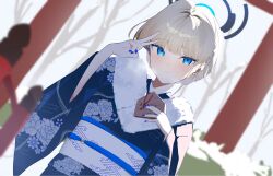  1girl blonde_hair blue_archive blue_eyes blue_halo blue_kimono blush ema floral_print floral_print_kimono fur-trimmed_kimono fur_trim halo highres holding holding_ema japanese_clothes kimono looking_at_viewer obi print_kimono sash solo sukasusu_51te toki_(blue_archive) torii v 