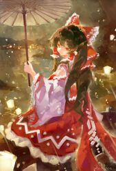  1girl absurdres bow brown_eyes brown_hair chinese_commentary closed_mouth commentary_request detached_sleeves frilled_bow frilled_hair_tubes frilled_skirt frills hair_bow hair_tubes hakurei_reimu highres holding holding_umbrella kozawa_kazahana long_hair looking_at_viewer oil-paper_umbrella red_bow red_skirt ribbon-trimmed_sleeves ribbon_trim skirt skirt_set smile solo touhou umbrella 
